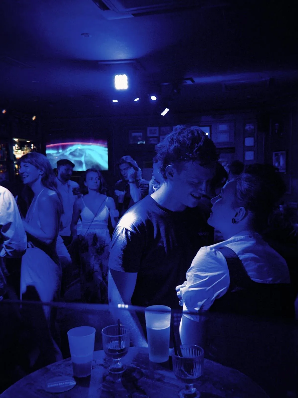 La salle dans la lumière bleue, pleine de monde