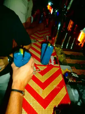 Des cocktails bleus que l'on trinque au-dessus du comptoir