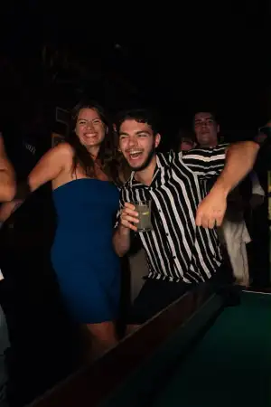 Des clients qui rient à côté du billard