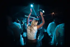 La foule, bras levés, dans la salle