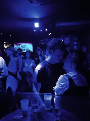 La salle dans la lumière bleue, pleine de monde