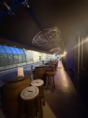 Le couloir de la terrasse couverte vu de dessous, le logo du Barrel sur la toile