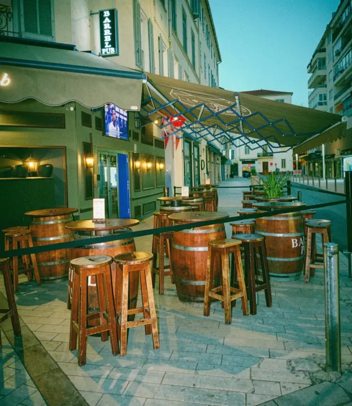 La terrasse à l'heure bleue, tonneaux et tabourets sur la rue piétonne